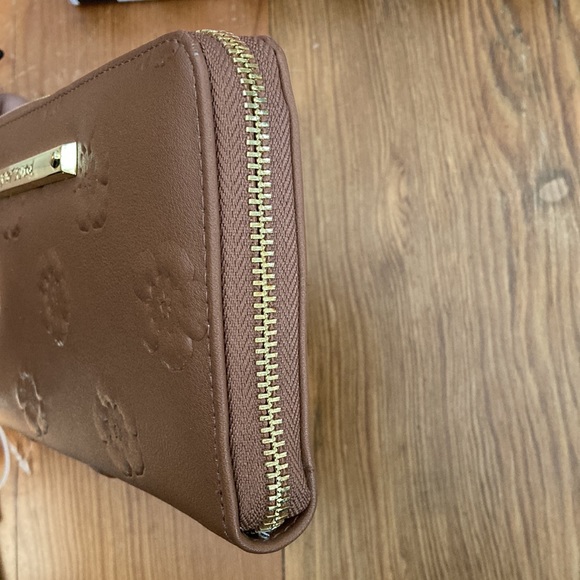 ⚜️Betsey Johnson Tan 3D Flower Design Wallet! NWT! - Picture 10 of 10